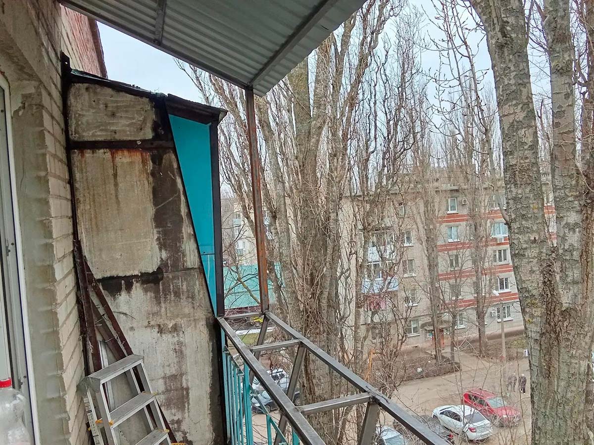 Обустройство перил и крыши на балконе