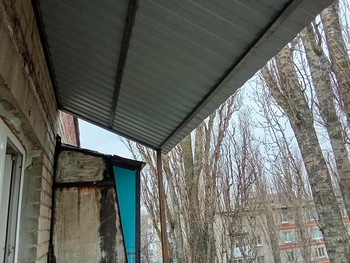 Обустройство перил и крыши на балконе