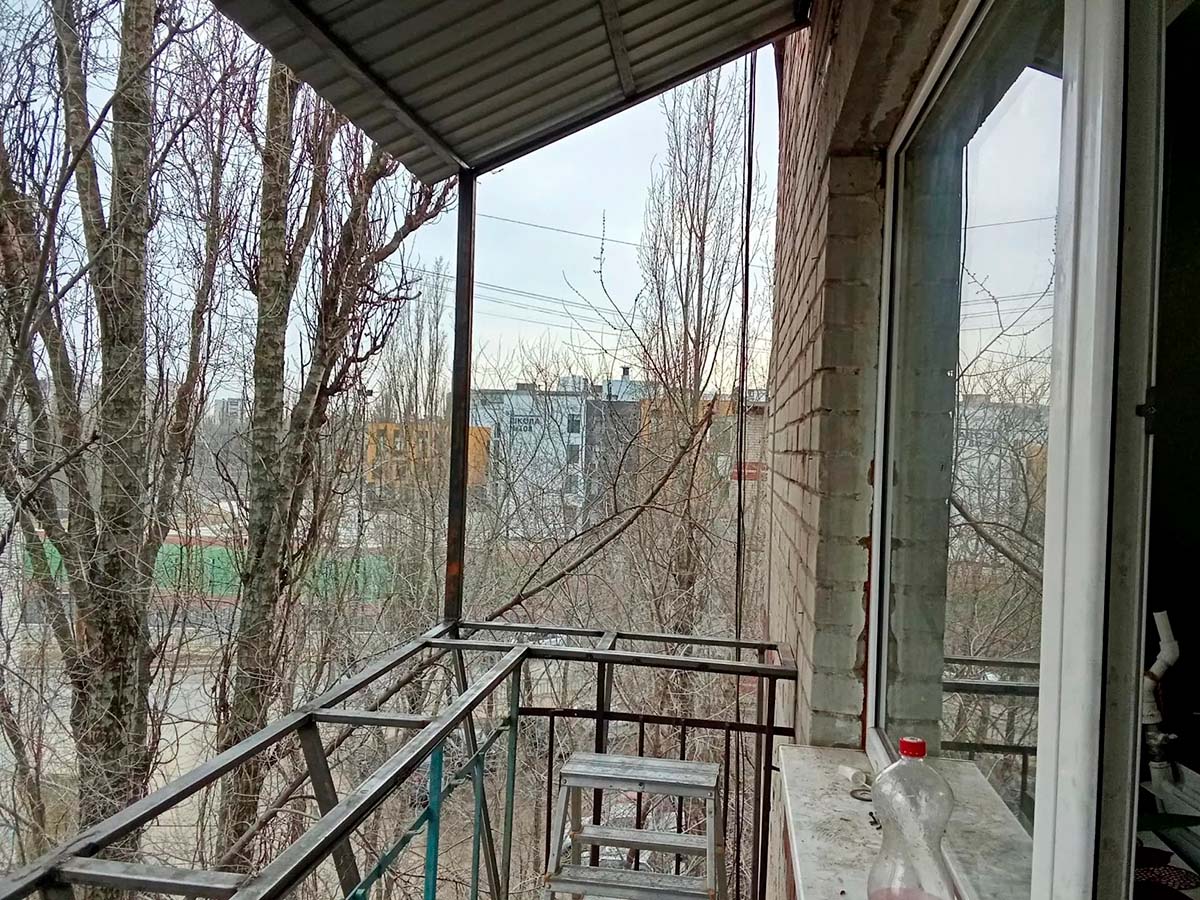 Обустройство перил и крыши на балконе